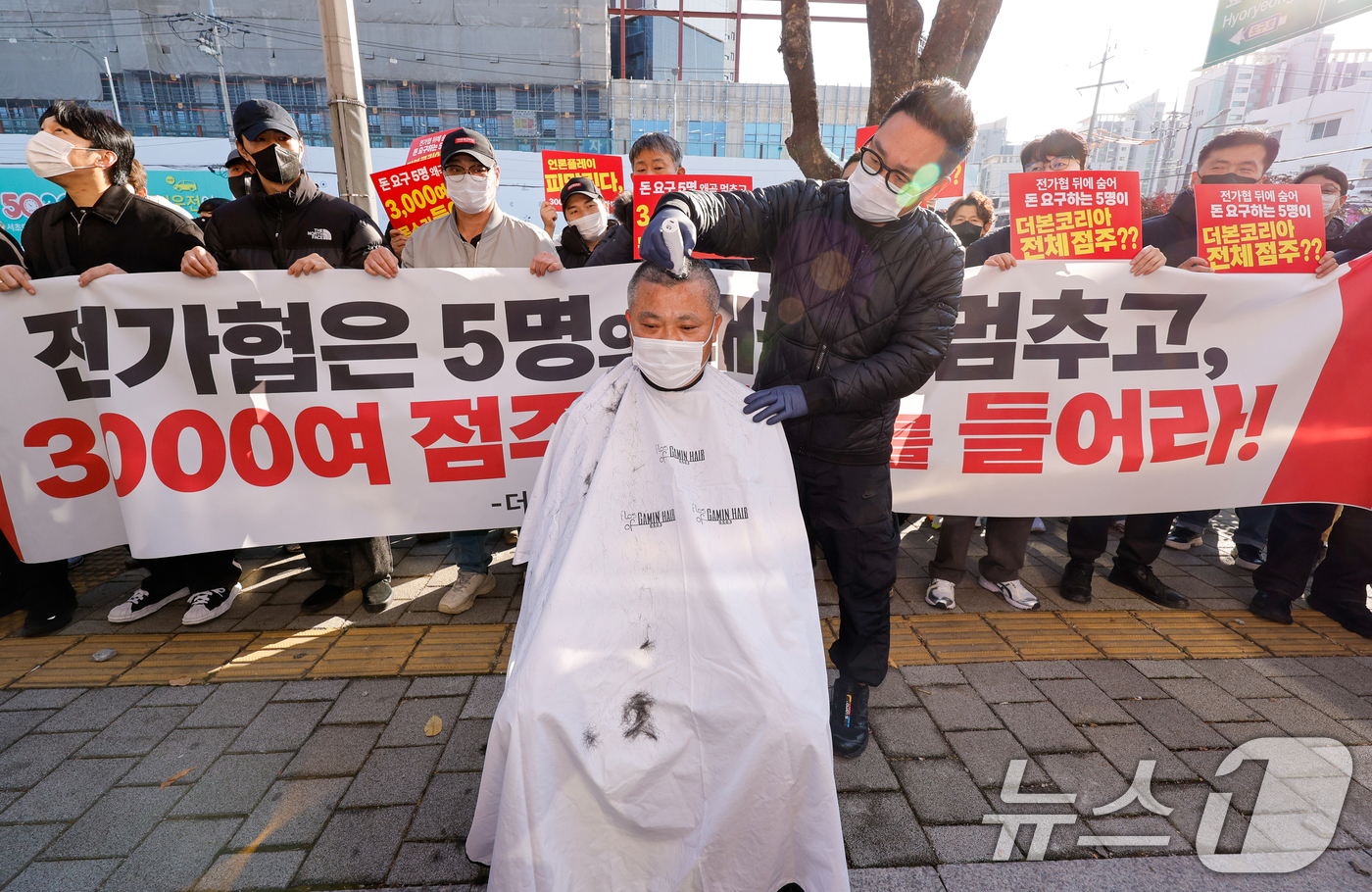 (서울=뉴스1) 안은나 기자 = 더본코리아 산하 홍콩반점 점주 모기범 씨가 19일 오후 서울 서초구 전국가맹점주협의회 앞에서 열린 '전가협의 사실 왜곡 및 여론몰이 중단 촉구 기자 …