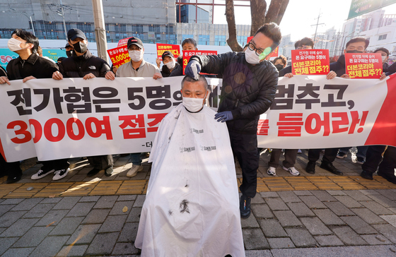 전가협 앞 삭발하는 더본코리아 점주