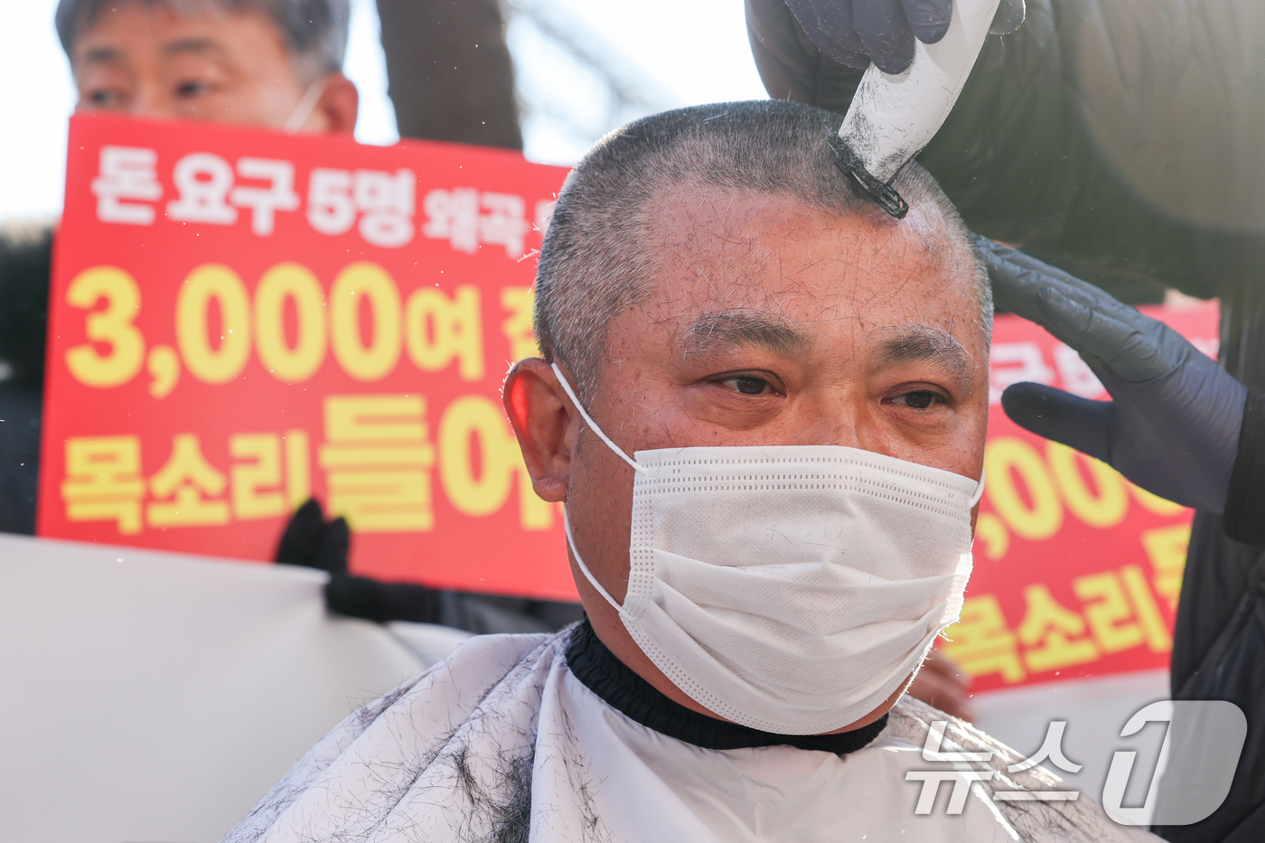 (서울=뉴스1) 안은나 기자 = 더본코리아 산하 홍콩반점 점주 모기범 씨가 19일 오후 서울 서초구 전국가맹점주협의회 앞에서 열린 '전가협의 사실 왜곡 및 여론몰이 중단 촉구 기자 …