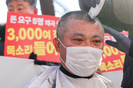삭발하는 홍콩반점 점주