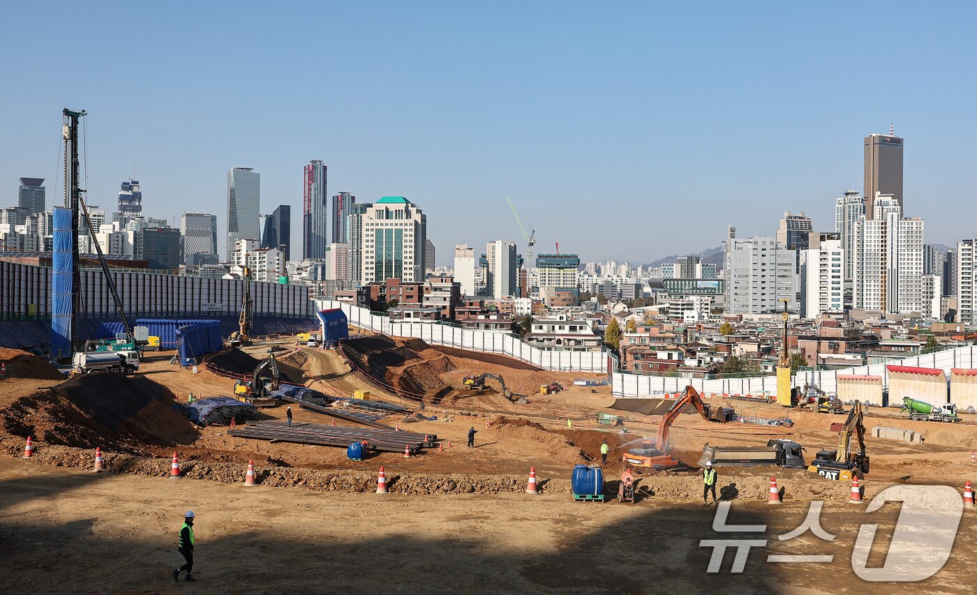 본문 이미지 - 19일 서울 동작구 노량진 재정비촉진지구 착공 현장에서 작업자들이 분주히 작업을 하고 있다. 2025.11.19/뉴스1 ⓒ News1 김도우 기자