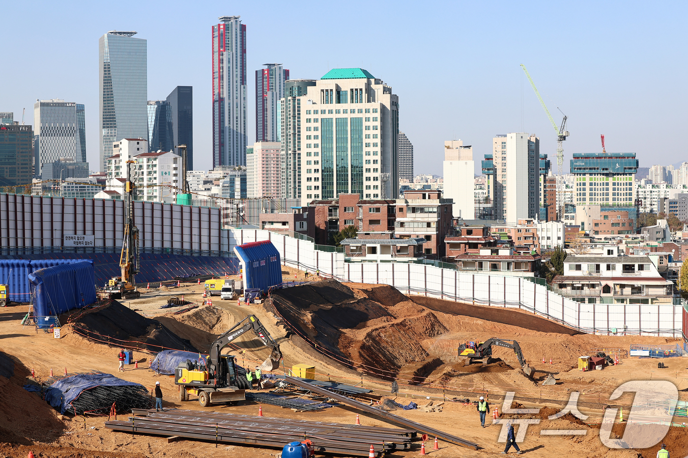 (서울=뉴스1) 김도우 기자 = 19일 서울 동작구 노량진 재정비촉진지구 착공 현장에서 작업자들이 분주히 작업을 하고 있다. 2025.11.19/뉴스1