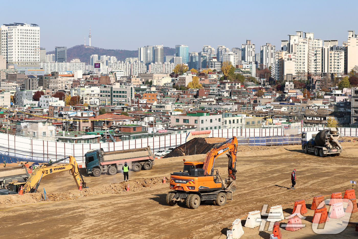 (서울=뉴스1) 김도우 기자 = 19일 서울 동작구 노량진 재정비촉진지구 착공 현장에서 작업자들이 분주히 작업을 하고 있다. 2025.11.19/뉴스1