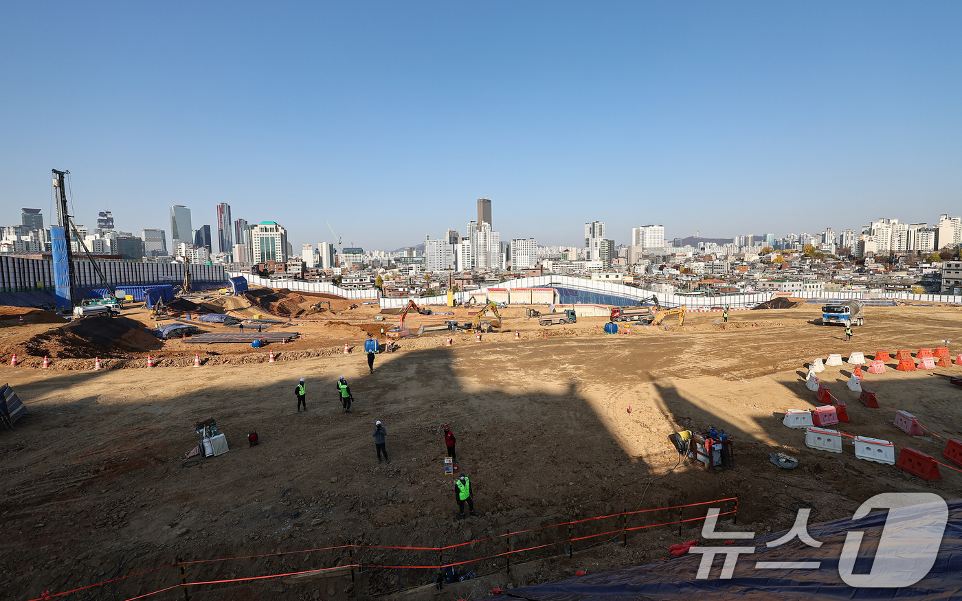 (서울=뉴스1) 김도우 기자 = 19일 서울 동작구 노량진 재정비촉진지구 착공 현장에서 작업자들이 분주히 작업을 하고 있다. 2025.11.19/뉴스1