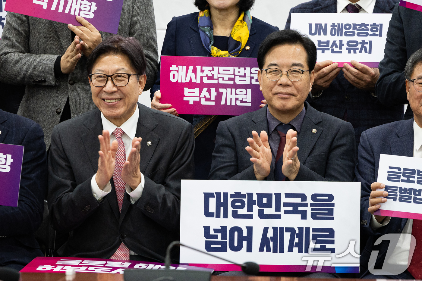 (서울=뉴스1) 유승관 기자 = 송언석 국민의힘 원내대표와 박형준 부산시장이 19일 서울 여의도 국회 의원회관에서 열린 '글로벌 해양허브도시 부산' 국회 릴레이 세미나에 앞서 기념 …