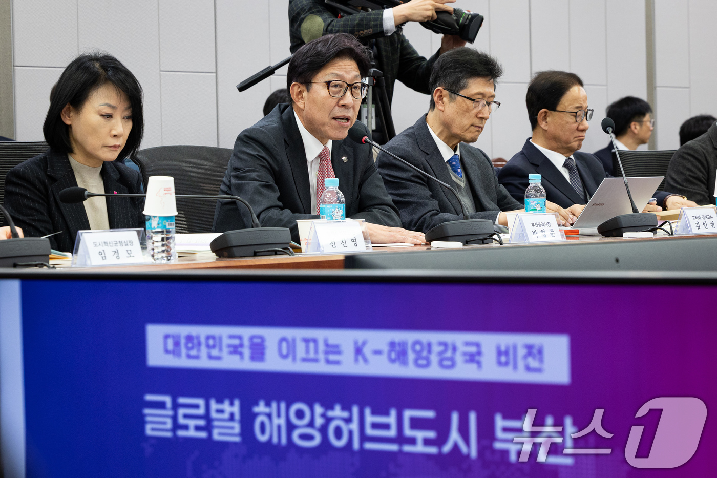 (서울=뉴스1) 유승관 기자 = 박형준 부산시장이 19일 서울 여의도 국회 의원회관에서 열린 '글로벌 해양허브도시 부산' 국회 릴레이 세미나에서 환영사를 하고 있다. 2025.11 …