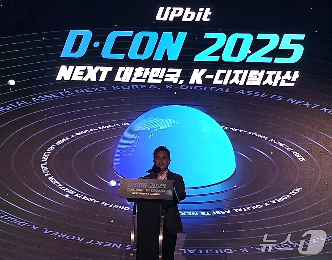 본문 이미지 - 민병덕 더불어민주당 의원이 19일 페어몬트 앰배서더 서울 호텔에서 열린 디지털자산 정책 콘퍼런스 &#39;디콘&#40;D-CON&#41; 2025&#39;에서 축사를 하고 있다.