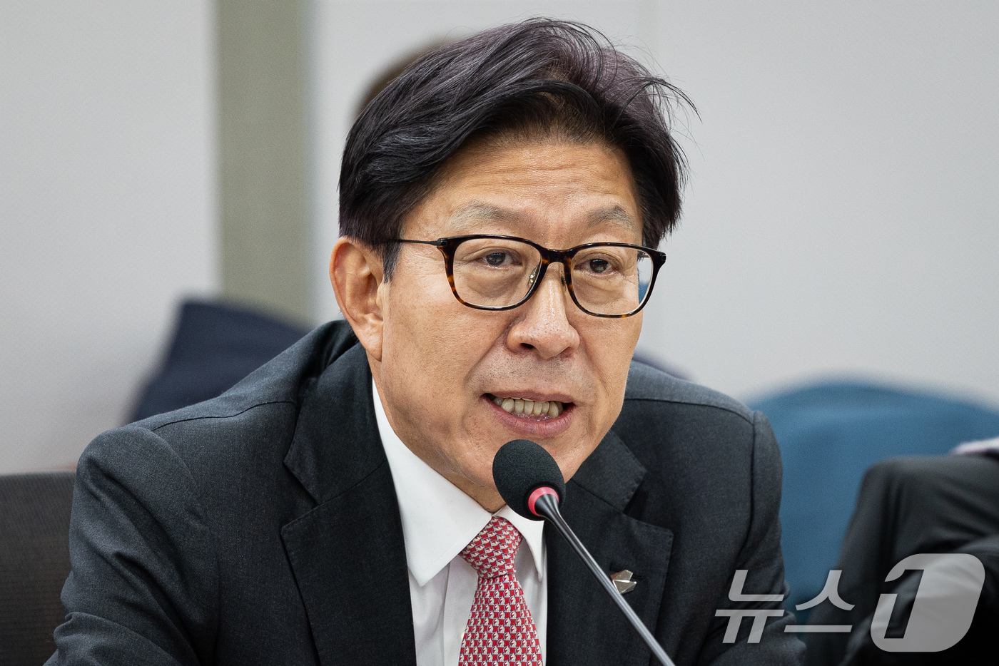 (서울=뉴스1) 유승관 기자 = 박형준 부산시장이 19일 서울 여의도 국회 의원회관에서 열린 '글로벌 해양허브도시 부산' 국회 릴레이 세미나에서 환영사를 하고 있다. 2025.11 …