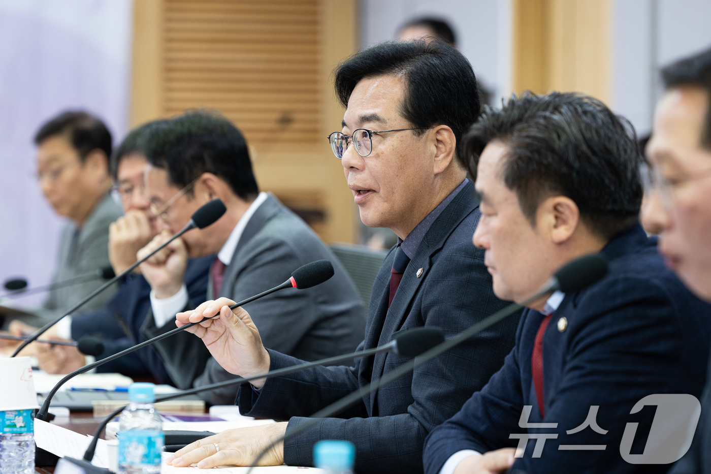 (서울=뉴스1) 유승관 기자 = 송언석 국민의힘 원내대표가 19일 서울 여의도 국회 의원회관에서 열린 '글로벌 해양허브도시 부산' 국회 릴레이 세미나에서 축사를 하고 있다. 202 …