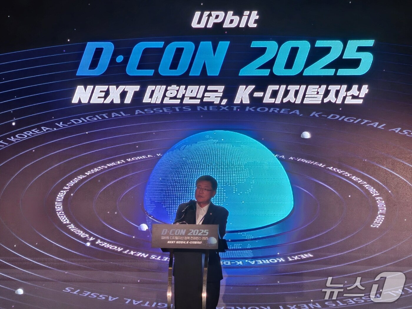 본문 이미지 - 이현승 국민의힘 의원이 19일 페어몬트 앰배서더 서울 호텔에서 열린 디지털자산 정책 콘퍼런스 &#39;디콘&#40;D-CON&#41; 2025&#39;에서 축사를 하고 있다.