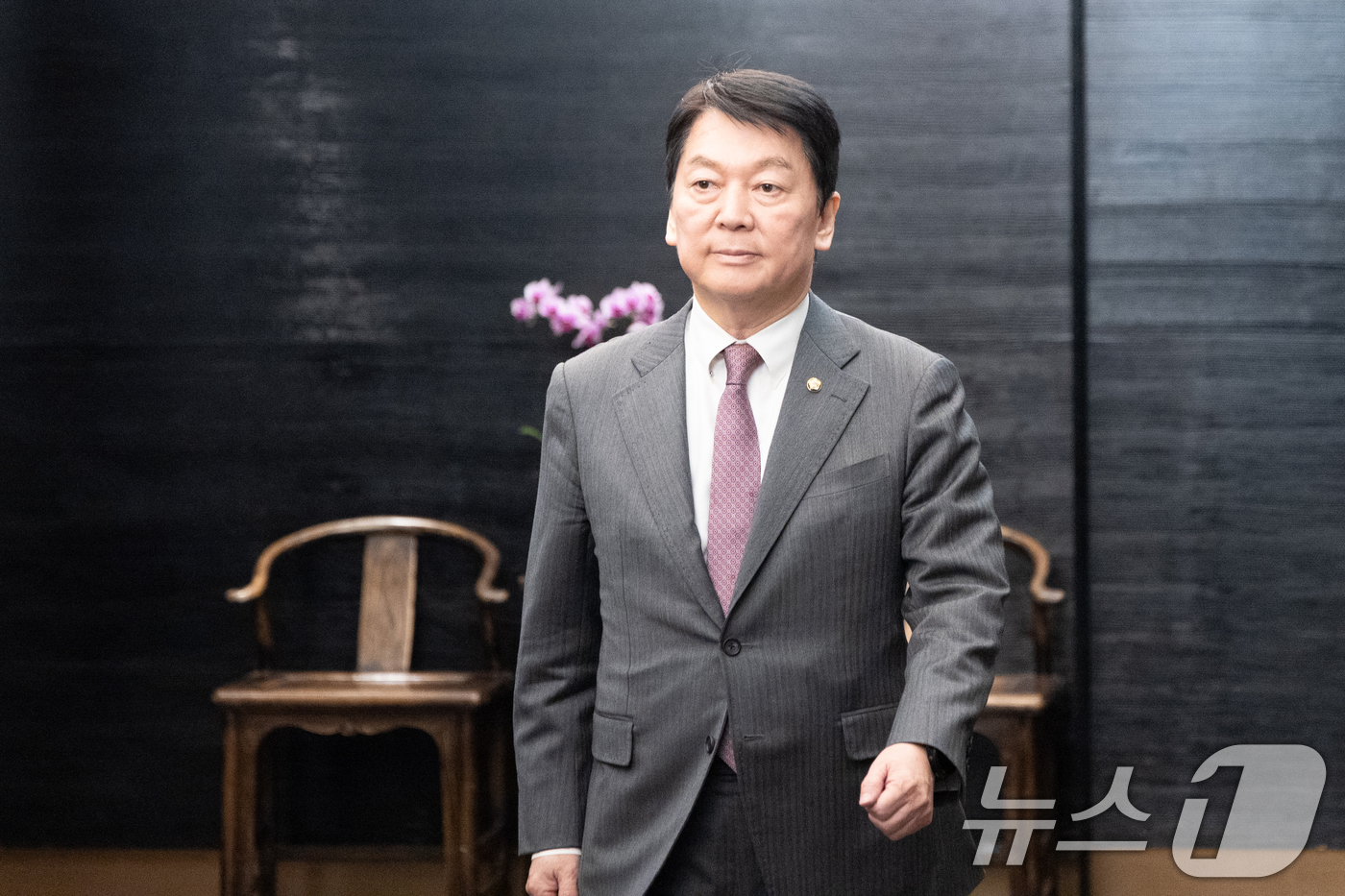 (서울=뉴스1) 이승배 기자 = 안철수 국민의힘 의원이 19일 서울 여의도의 한 식당으로 중진 오찬을 위해 발걸음을 옮기고 있다. 2025.11.19/뉴스1