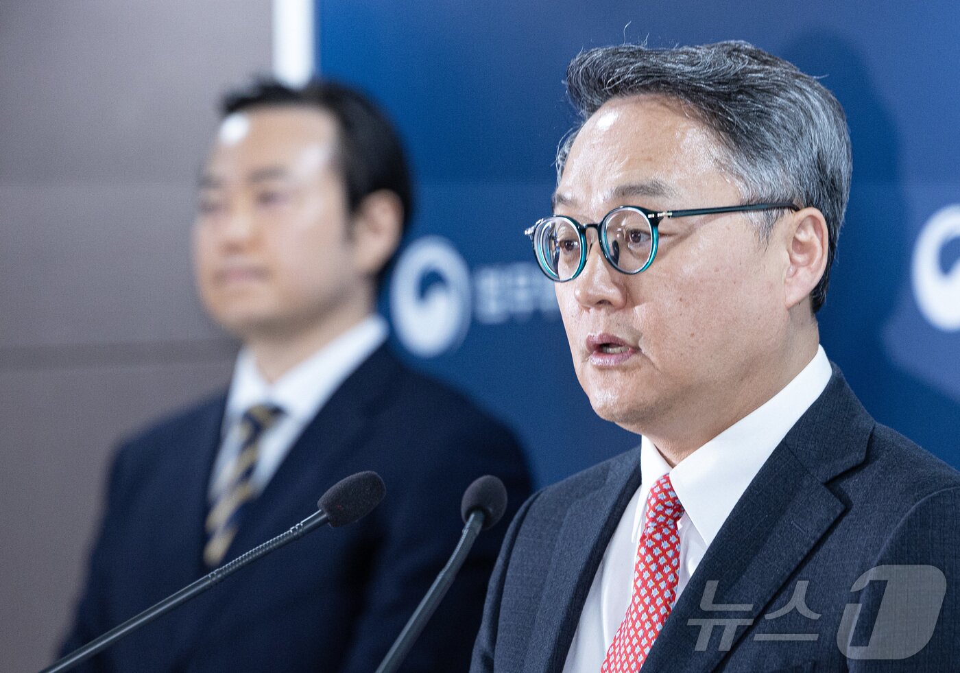 본문 이미지 - 정홍식 법무부 국제법무국장이 19일 오후 경기도 과천시 중앙동 정부과천청사 내 법무부 청사에서 론스타 ISDS 취소 결정 선고 관련 브리핑을 하고 있다. 2025.11.19/뉴스1 ⓒ News1 이재명 기자