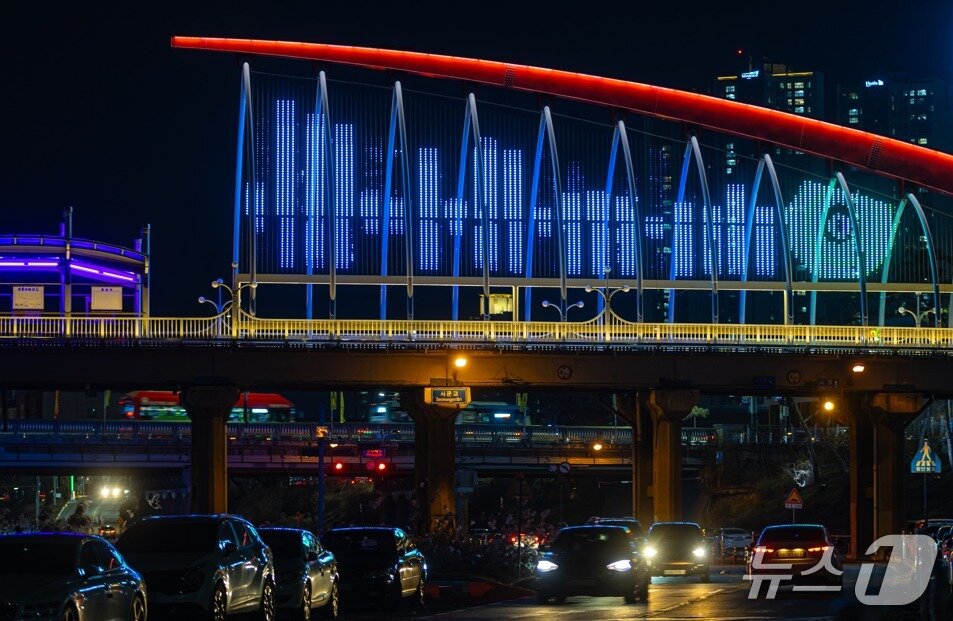본문 이미지 - 청주시 서문교 야간경관 사업.&#40;시 제공&#41;/뉴스1
