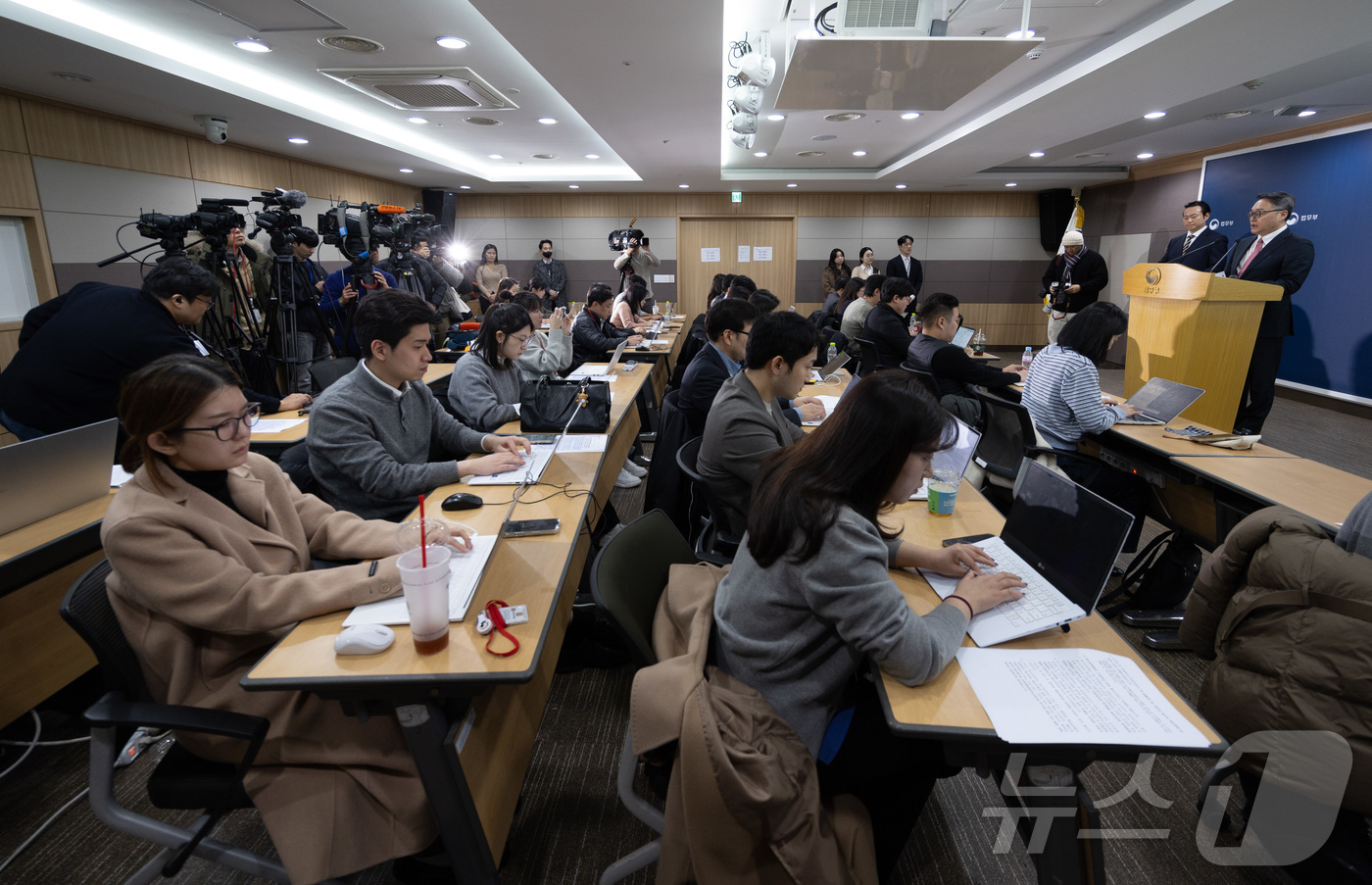 (과천=뉴스1) 이재명 기자 = 정홍식 법무부 국제법무국장이 19일 오후 경기도 과천시 중앙동 정부과천청사 내 법무부 청사에서 론스타 ISDS 취소 결정 선고 관련 브리핑을 하고 …