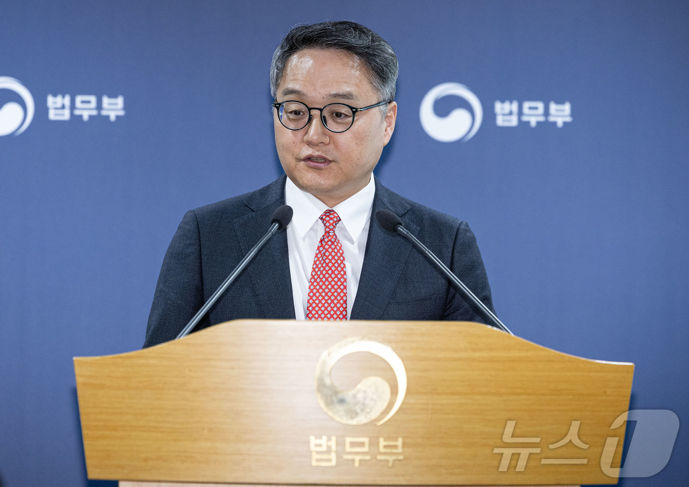 (과천=뉴스1) 이재명 기자 = 정홍식 법무부 국제법무국장이 19일 오후 경기도 과천시 중앙동 정부과천청사 내 법무부 청사에서 론스타 ISDS 취소 결정 선고 관련 브리핑을 하고 …