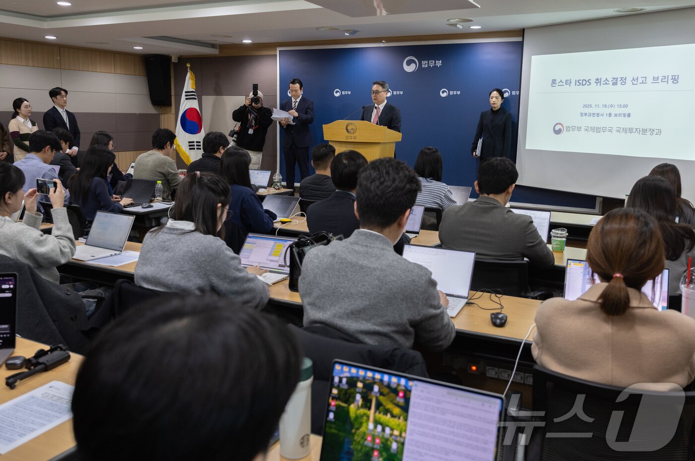 본문 이미지 - 정홍식 법무부 국제법무국장이 19일 오후 경기도 과천시 중앙동 정부과천청사 내 법무부 청사에서 론스타 ISDS 취소 결정 선고 관련 브리핑을 하고 있다. 2025.11.19/뉴스1 ⓒ News1 이재명 기자