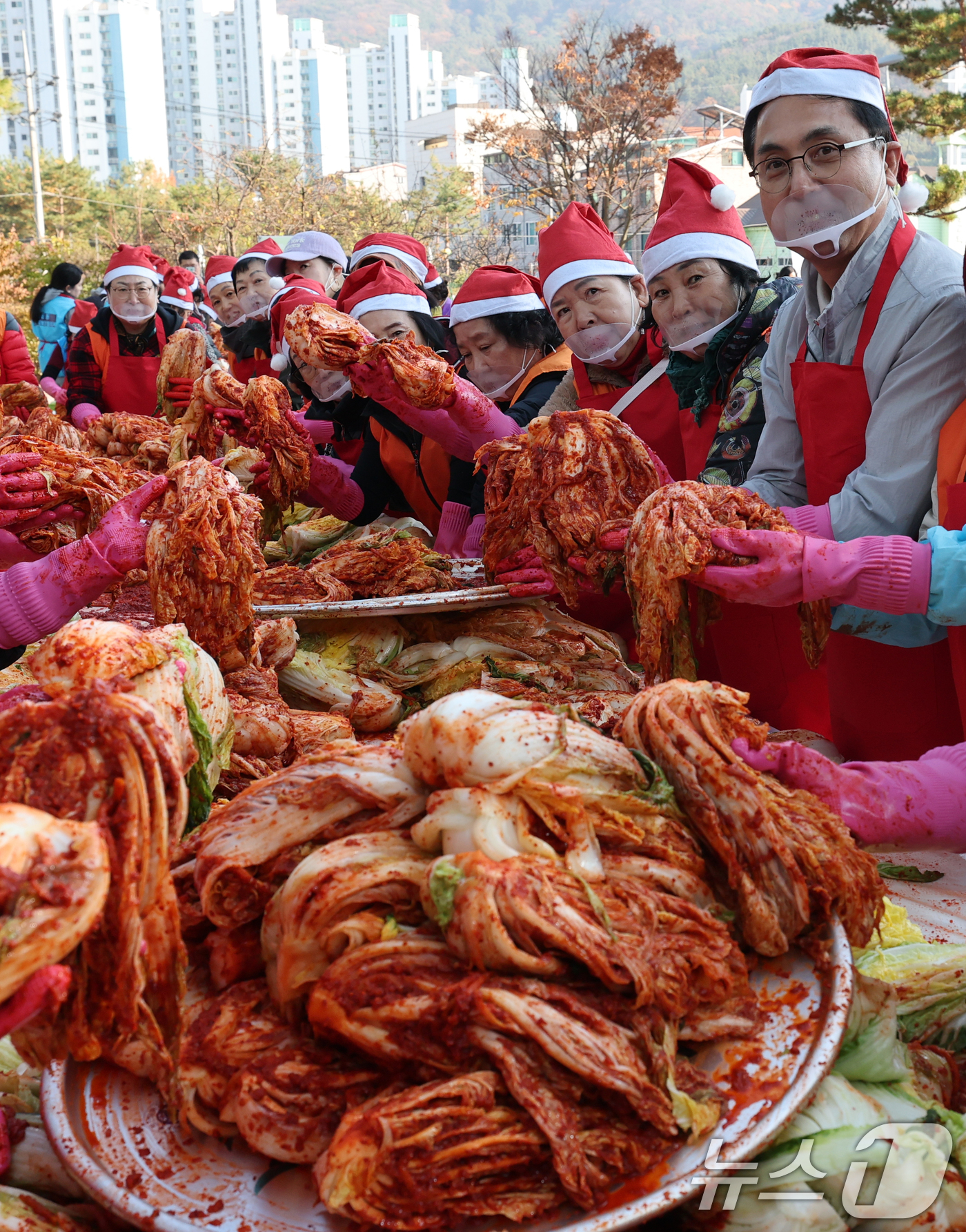 (대전=뉴스1) 김기태 기자 = 19일 대전 동구청에서 열린 천사의손길 김장나눔대축제에서 박희조 동구청장이 봉사자들과 함께 김장을 하고 있다.이날 행사에는 후원자와 자원봉사자, 우 …