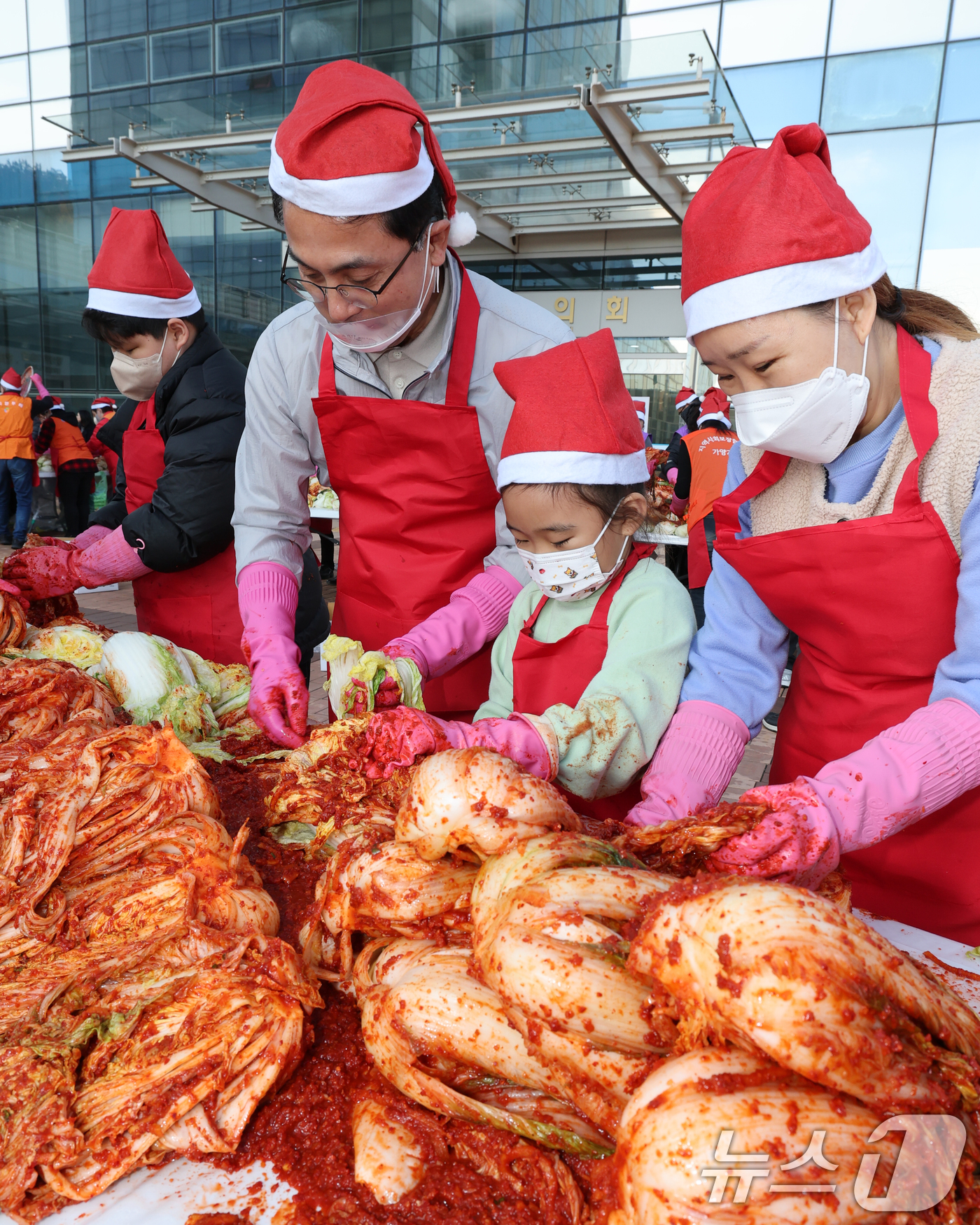 (대전=뉴스1) 김기태 기자 = 19일 대전 동구청에서 열린 천사의손길 김장나눔대축제에서 박희조 동구청장이 봉사자들과 함께 김장을 하고 있다.이날 행사에는 후원자와 자원봉사자, 우 …