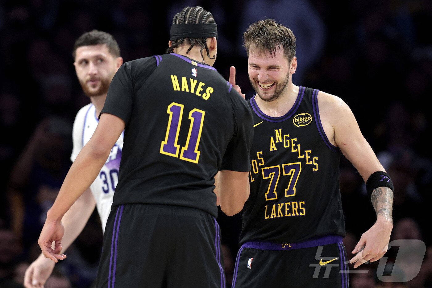 본문 이미지 - 루카 돈치치(오른쪽)가 19일(한국시간) 열린 2025-26 NBA 정규리그 유타 재즈전에서 37점 5리바운드 10어시스트를 기록하며 LA 레이커스의 승리를 이끌었다. ⓒ AFP=뉴스1