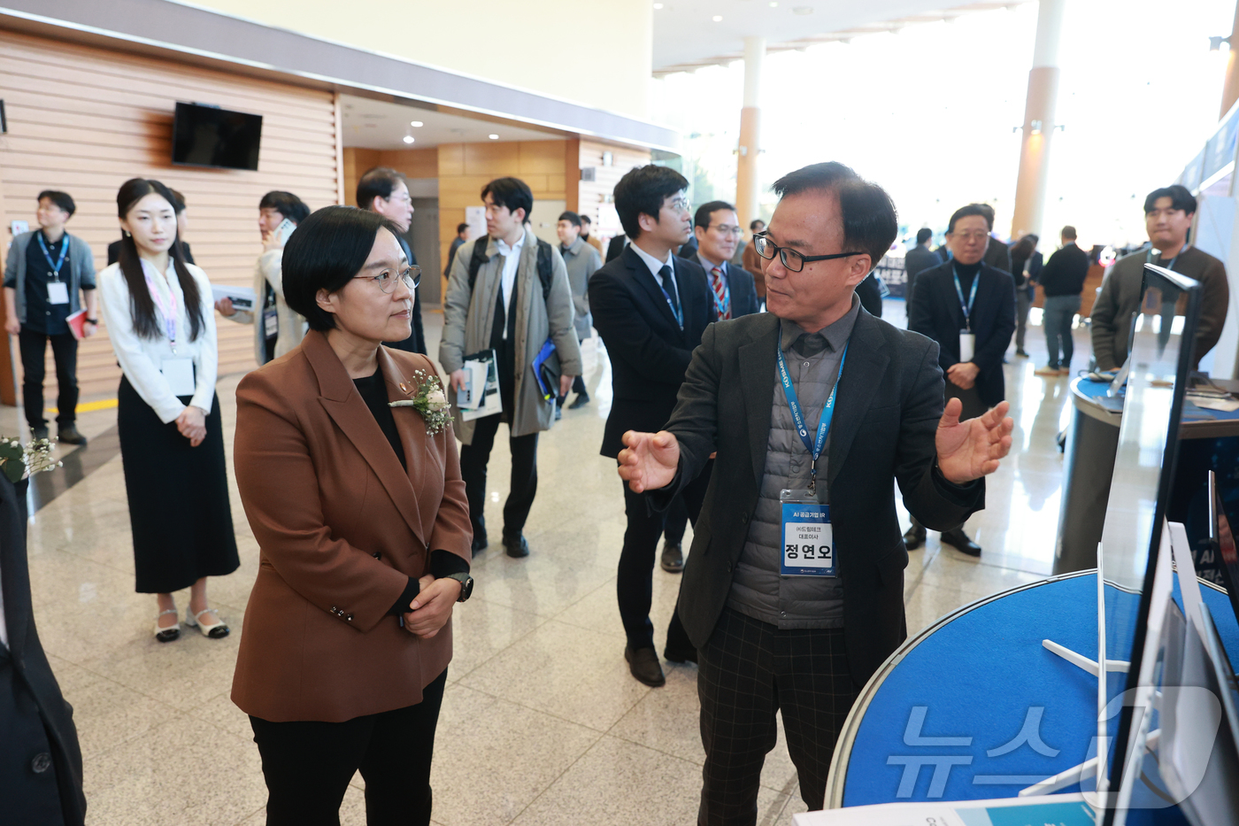(서울=뉴스1) = 한성숙 중소벤처기업부 장관이 19일 경남 창원 컨벤션센터에서 열린 '지역 AI 대전환 비전선포식'에 참석해 현장을 둘러보고 있다. (중소벤처기업부 제공. 재판매 …