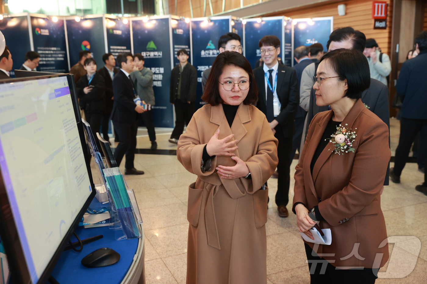 (서울=뉴스1) = 한성숙 중소벤처기업부 장관이 19일 경남 창원 컨벤션센터에서 열린 '지역 AI 대전환 비전선포식'에 참석해 현장을 둘러보고 있다. (중소벤처기업부 제공. 재판매 …