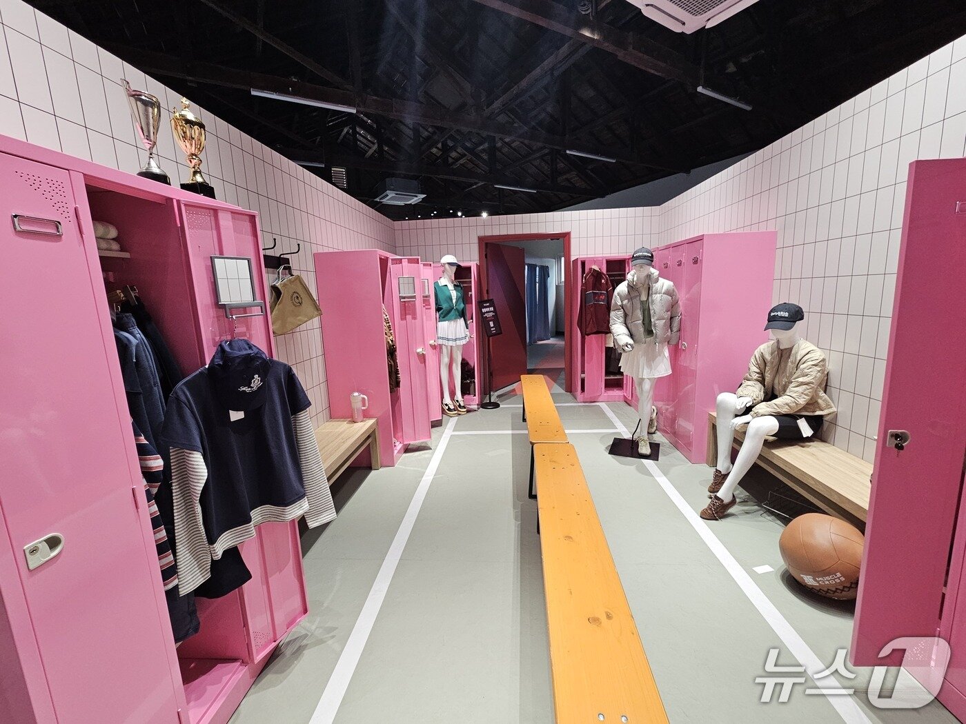 본문 이미지 - W컨셉은 19~23일 서울 성수동 스페이스S50에서 거대 옷장을 테마로 한 '더블유클로젯'(W Closet)을 연다.ⓒ 뉴스1/김진희 기자.