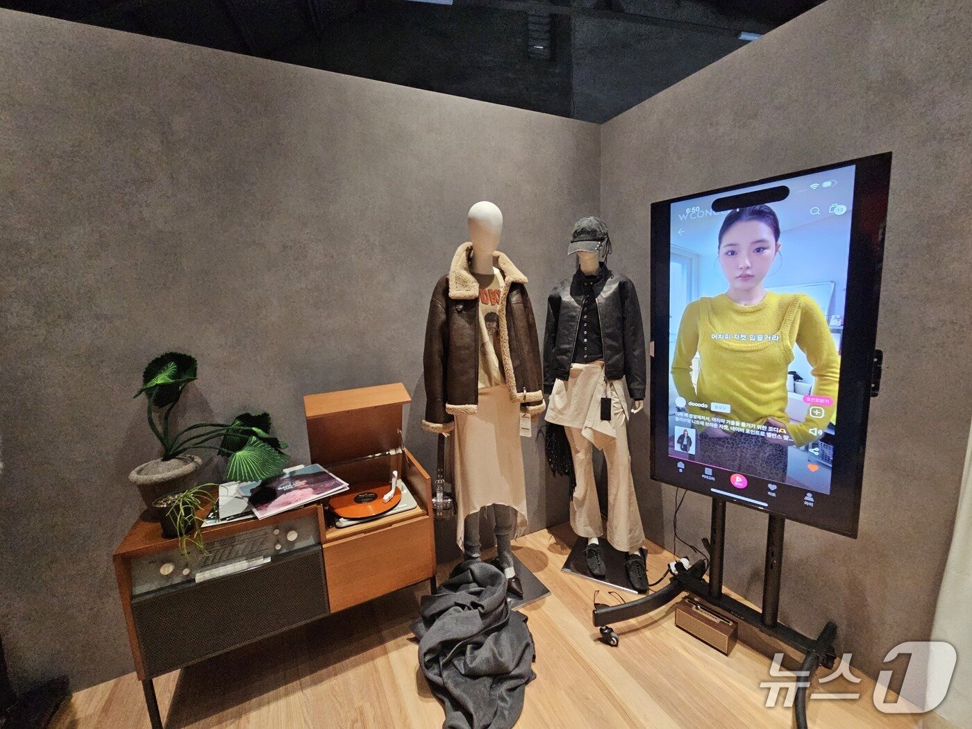 본문 이미지 - W컨셉은 19~23일 서울 성수동 스페이스S50에서 거대 옷장을 테마로 한 '더블유클로젯'(W Closet)을 연다.ⓒ 뉴스1/김진희 기자.