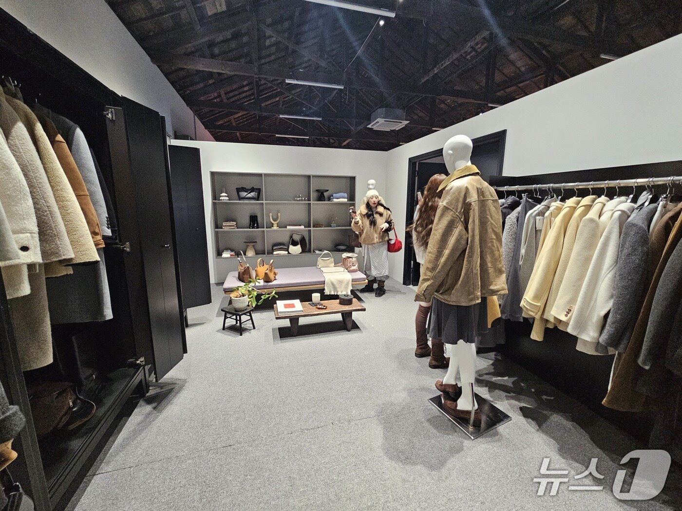 본문 이미지 - W컨셉은 19~23일 서울 성수동 스페이스S50에서 거대 옷장을 테마로 한 '더블유클로젯'(W Closet)을 연다.ⓒ 뉴스1/김진희 기자.