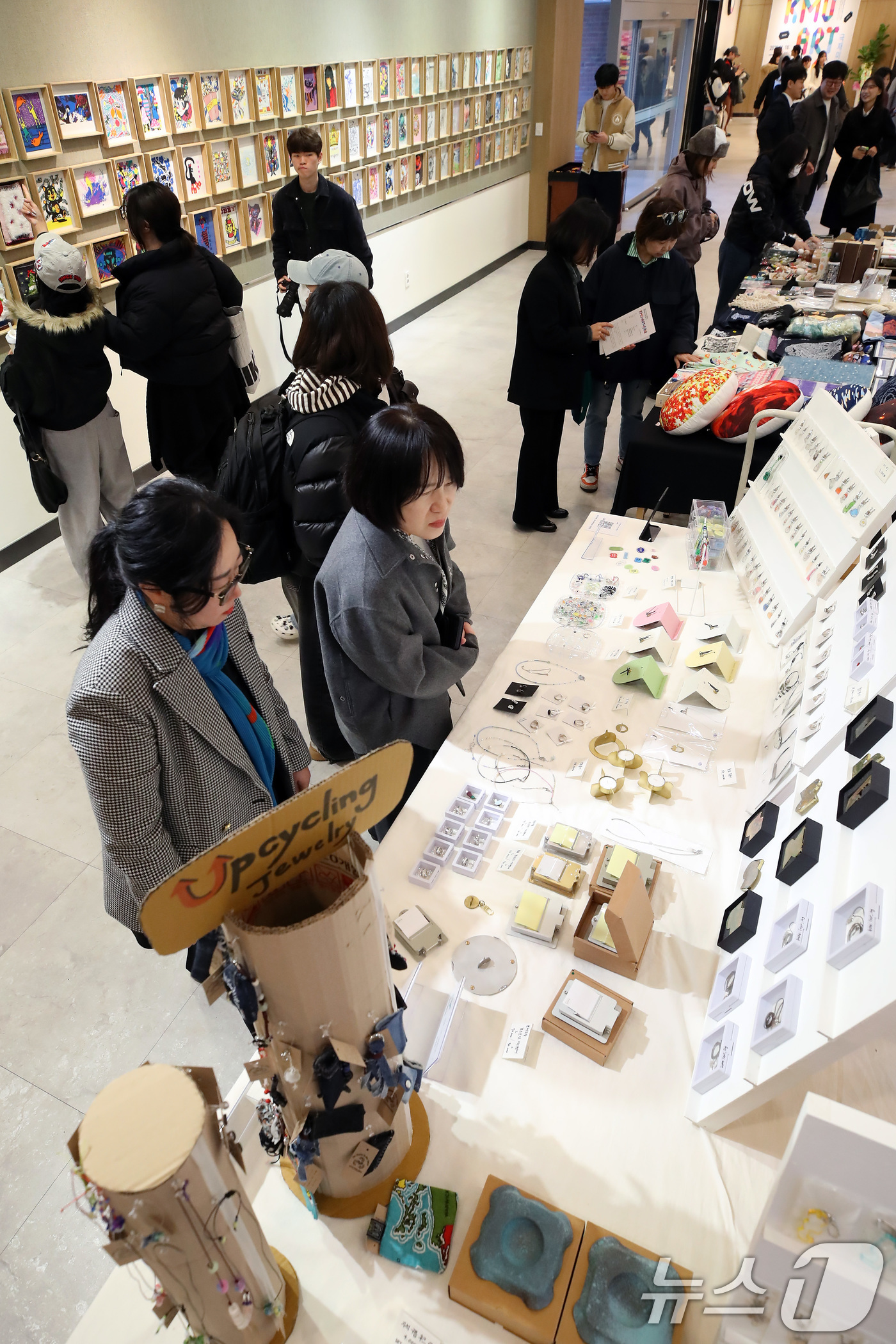 (대구=뉴스1) 공정식 기자 = 19일 오후 대구 남구 계명대학교 대명캠퍼스 극재미술관에서 열린 계명대 '미술대학 재학생 아트페어'를 찾은 관람객들이 다양한 학생 작품을 감상하고 …