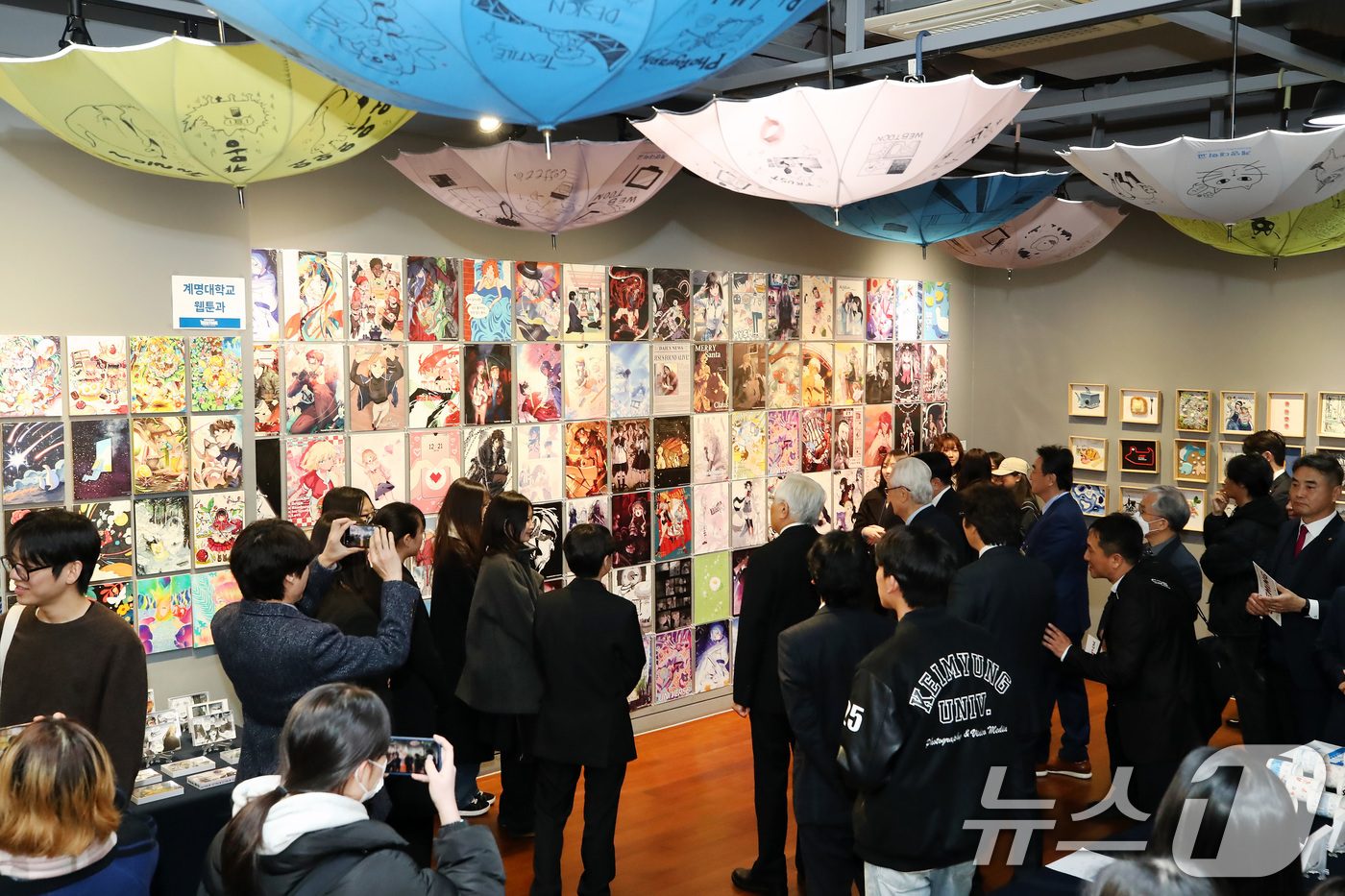 (대구=뉴스1) 공정식 기자 = 19일 오후 대구 남구 계명대학교 대명캠퍼스 극재미술관에서 열린 계명대 '미술대학 재학생 아트페어'를 찾은 관람객들이 다양한 학생 작품을 감상하고 …