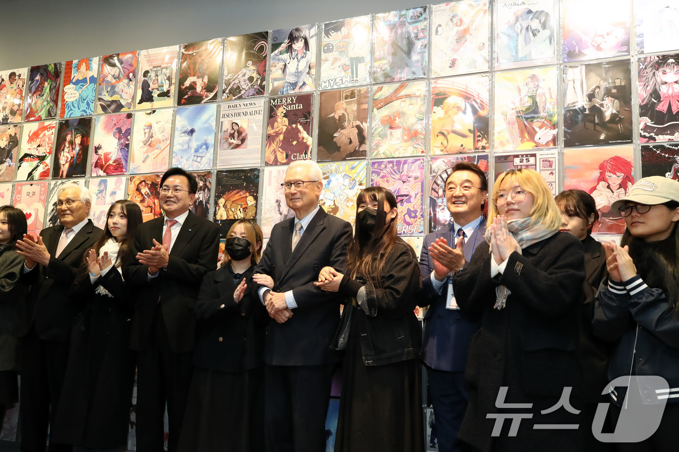 (대구=뉴스1) 공정식 기자 = 19일 오후 대구 남구 계명대학교 대명캠퍼스 극재미술관에서 열린 '미술대학 재학생 아트페어'를 찾은 신일희 계명대 총장과 내빈들 웹툰과 학생들의 작 …