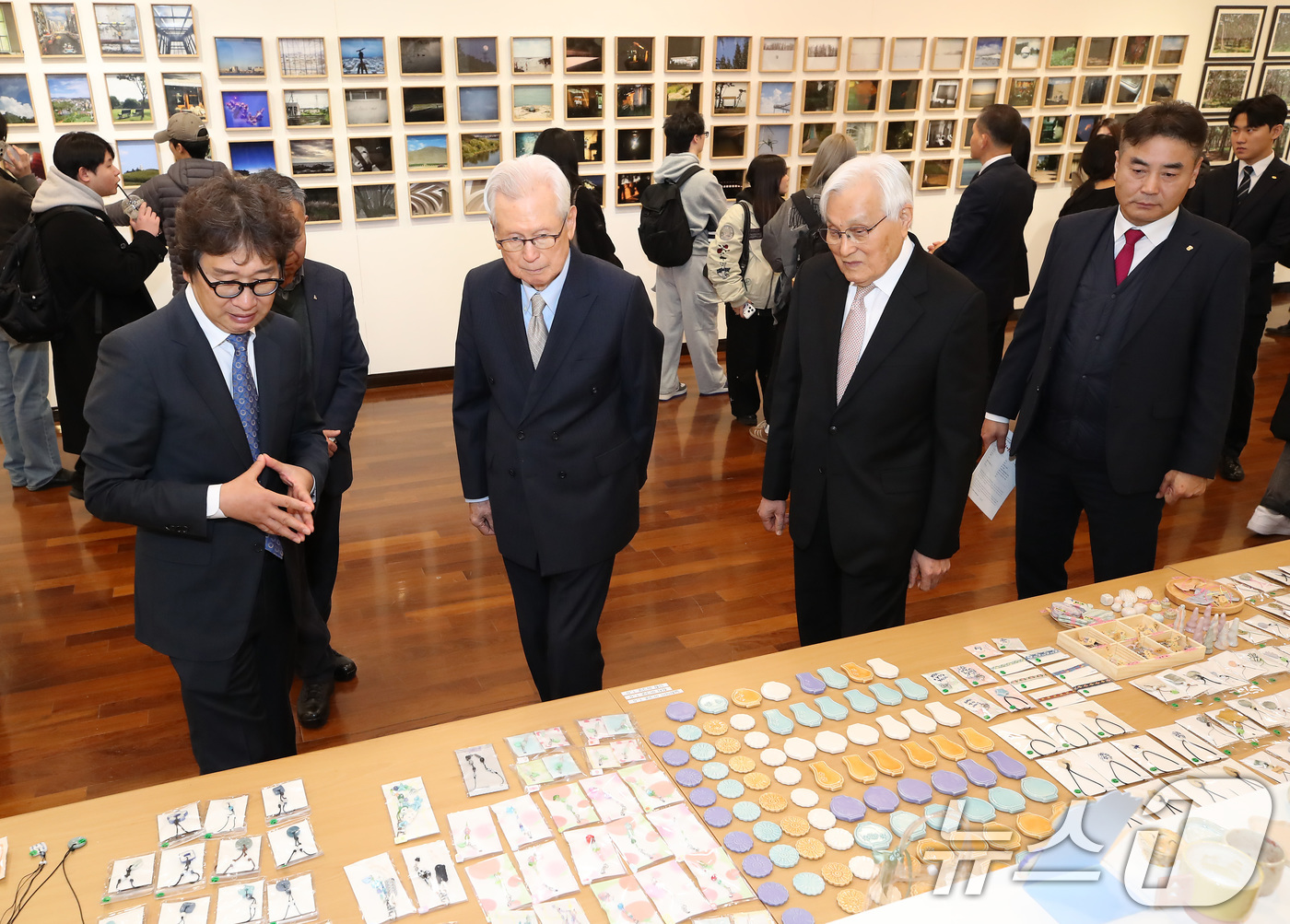 (대구=뉴스1) 공정식 기자 = 19일 오후 대구 남구 계명대학교 대명캠퍼스 극재미술관에서 열린 '미술대학 재학생 아트페어'를 찾은 신일희 계명대 총장(왼쪽 두 번째)과 내빈들 학 …