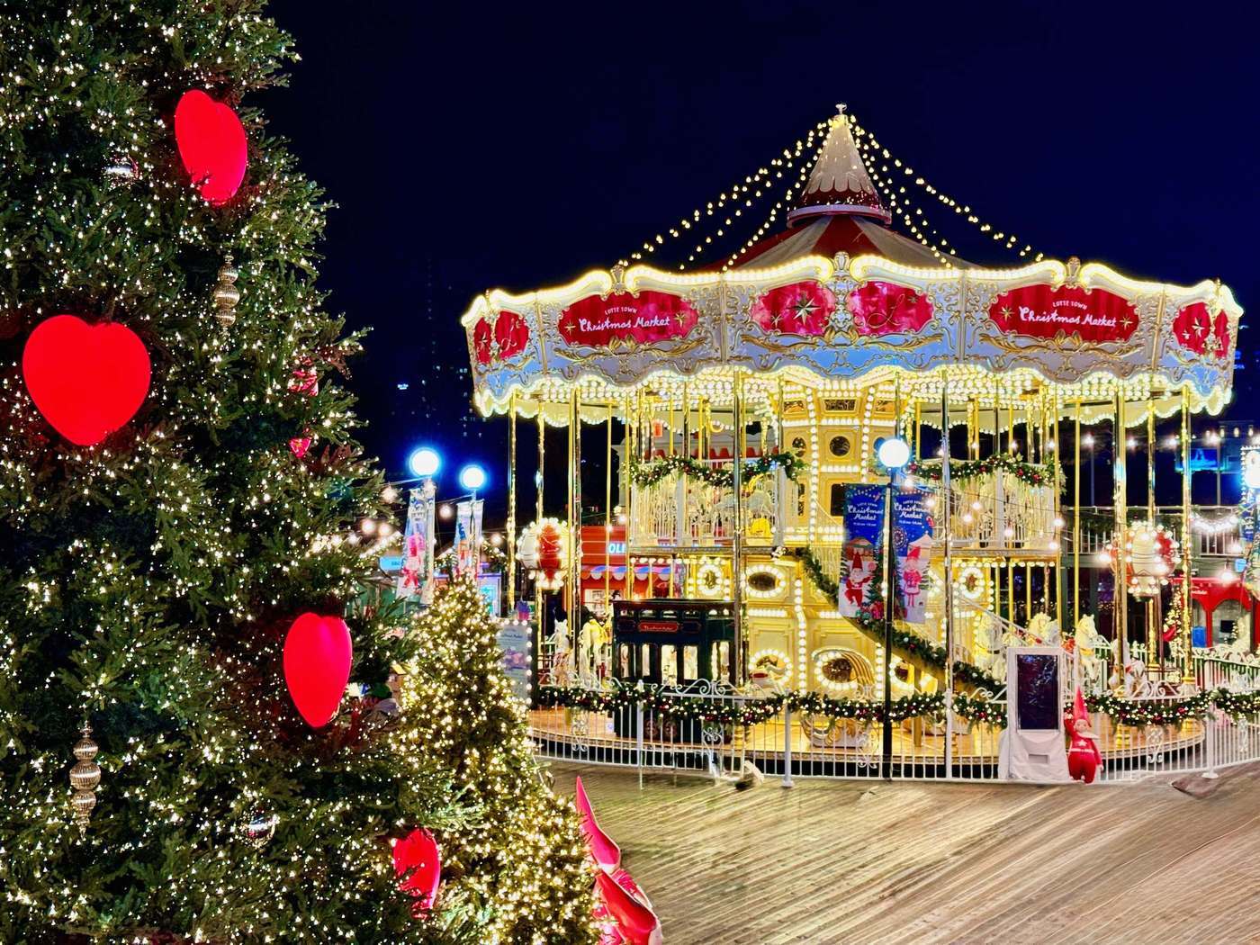 본문 이미지 -  잠실 롯데타운 크리스마스마켓 회전목마.&#40;롯데백화점 제공&#41;.