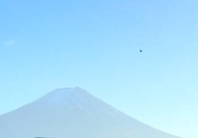 차 지붕서 옷 벗고 댄스…日후지산서 영상 찍은 태국 유튜버 '뭇매'