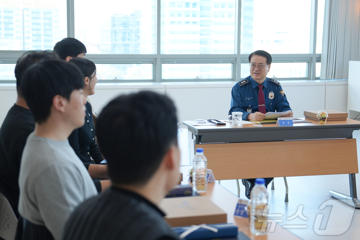 (대전=뉴스1) 이동원 기자 = 최주원 대전경찰청장이 19일 대전경찰청 까르페디엠홀에서 현장 조치가 우수한 지역경찰 유공자 10명을 선발하여 ‘지역경찰 소통 간담회’를 하고 있다. …