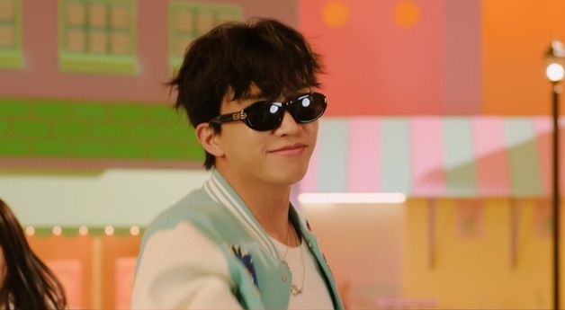 임영웅, 떼창 응원가 '그댈 위한 멜로디' MV 공개…긍정 에너지