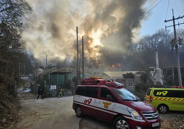 원주 돈사 화재 1시간만에 진화…2층 건물 '전소'(종합)