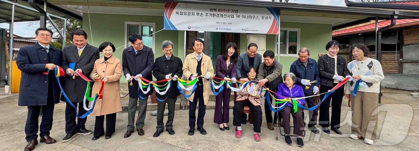 (서울=뉴스1) = 강윤진 국가보훈부 차관이 19일 오후 충남 청양군에 계시는 고(故) 우두명 애국지사의 후손인 우제순씨 자택에서 열린 국가유공자 주거환경개선사업 아너하우스 준공식 …