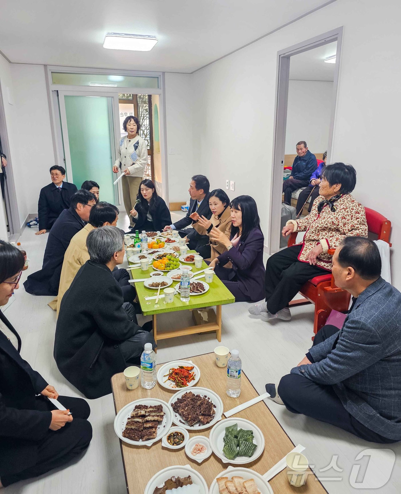 (서울=뉴스1) = 강윤진 국가보훈부 차관이 19일 오후 충남 청양군에 계시는 故 우두명 애국지사 후손인 우제순씨 자택에서 열린 국가유공자 주거환경개선사업 아너하우스 준공식에 참석 …