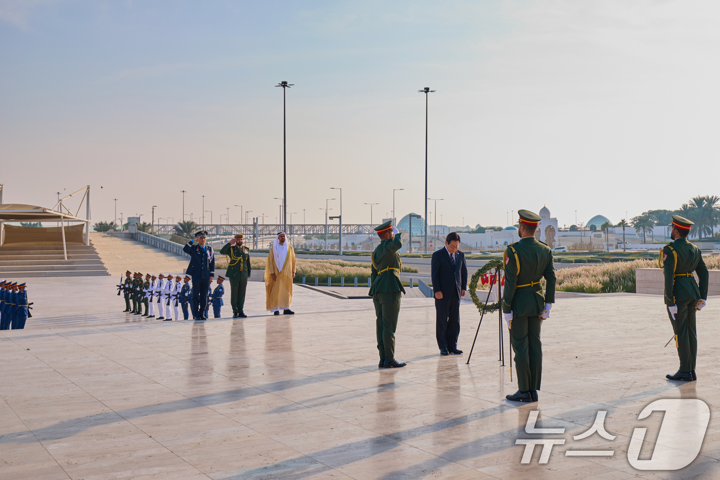 (서울=뉴스1) 허경 기자 = 아랍에미리트(UAE)를 국빈 방문한 이재명 대통령이 17일(현지 시간) UAE 현충원 '와하트 알 카라마'를 방문해 묵념하고 있다. (대통령실 제공. …