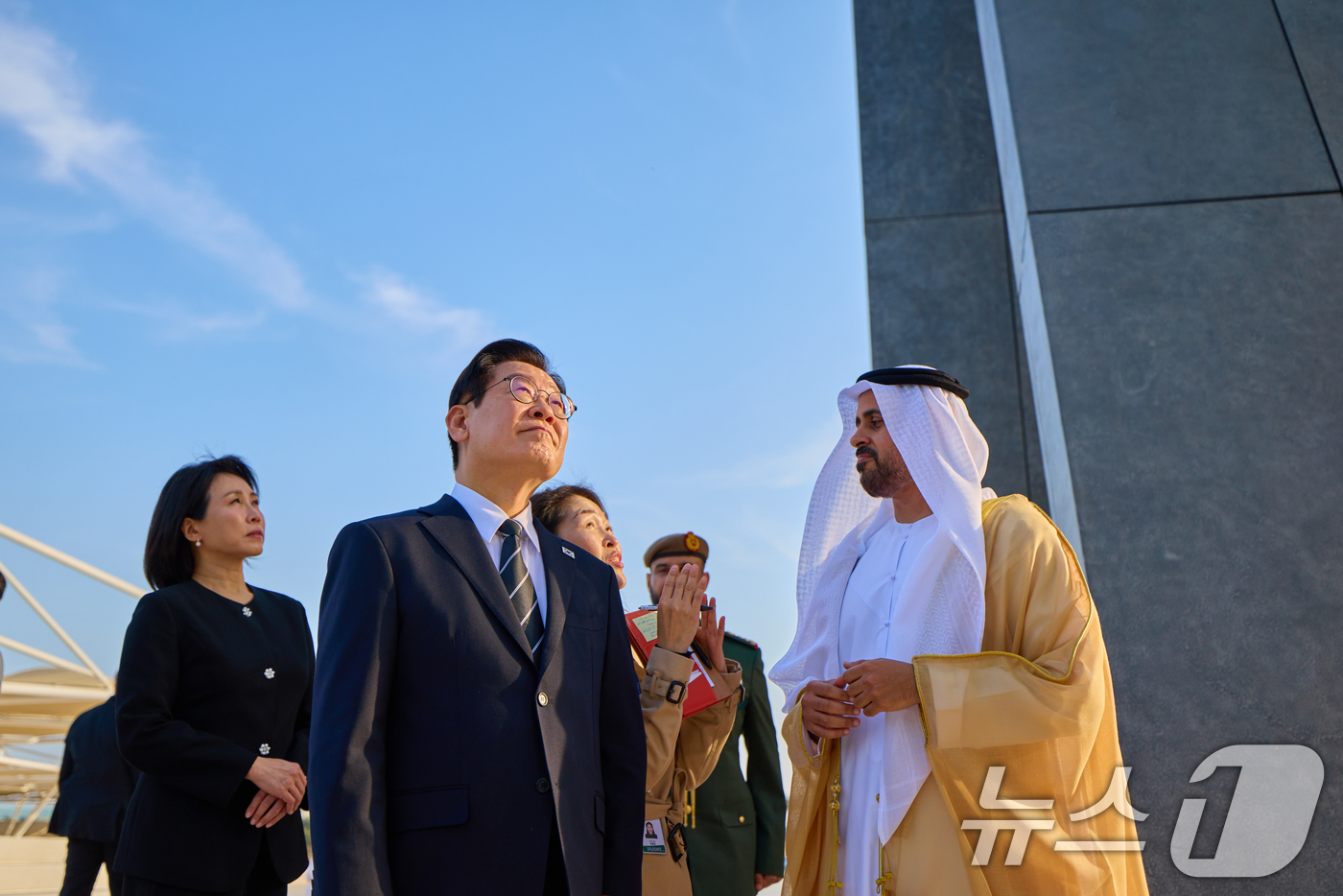 (서울=뉴스1) 허경 기자 = 아랍에미리트(UAE)를 국빈 방문한 이재명 대통령과 김혜경 여사가 17일(현지 시간) UAE 현충원 '와하트 알 카라마'를 방문해 추모공간을 살펴보고 …