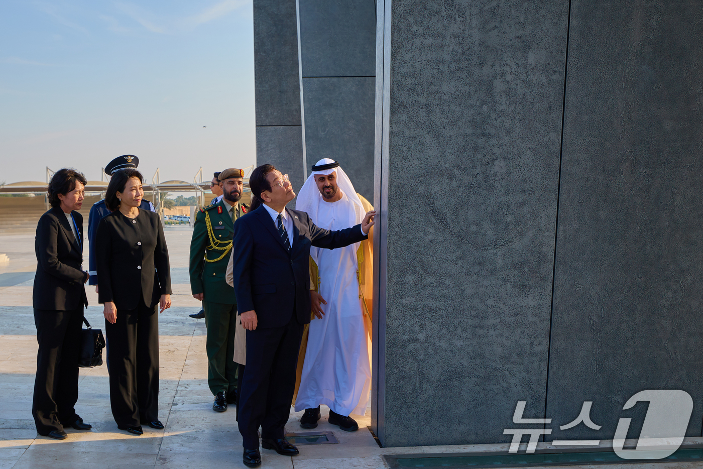 (서울=뉴스1) 허경 기자 = 아랍에미리트(UAE)를 국빈 방문한 이재명 대통령과 김혜경 여사가 17일(현지 시간) UAE 현충원 '와하트 알 카라마'를 방문해 추모공간을 살펴보고 …