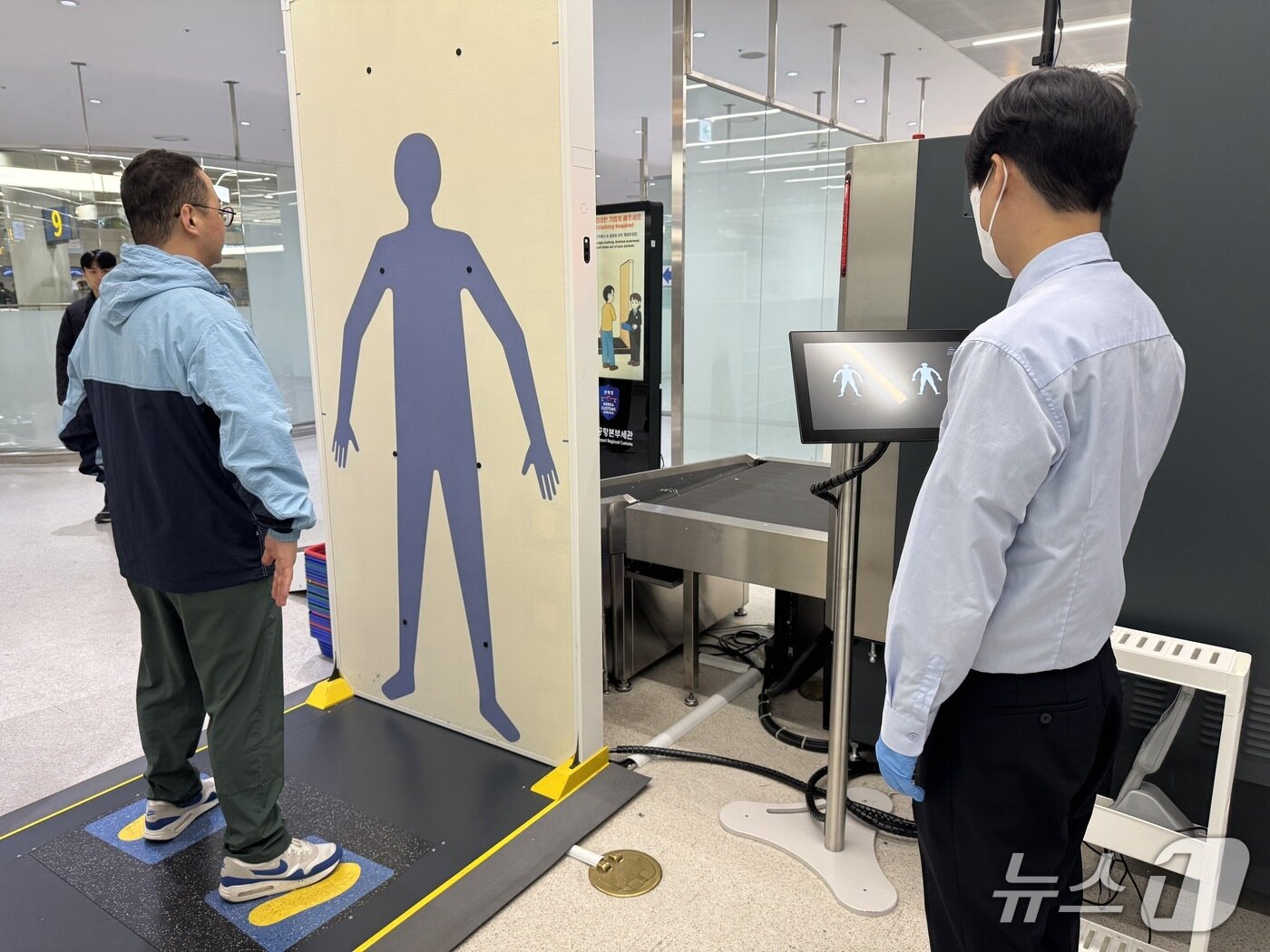 본문 이미지 - 시연용 마약 물품을 옷속에 숨겨둔 세관 직원이 X-레이 검사를 받고 있다.2025.11.19/뉴스1