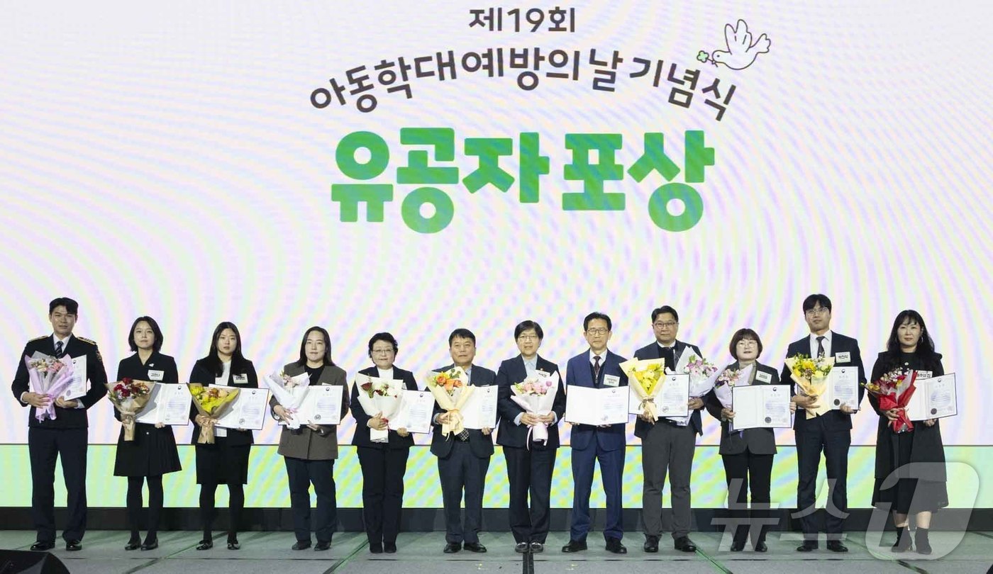 (서울=뉴스1) = 정은경 보건복지부 장관이 19일 서울 서초구 JW메리어트 서울에서 열린 '제19회 아동학대예방의 날' 기념식에서 유공자들과 기념 촬영을 하고 있다. (보건복지부 …