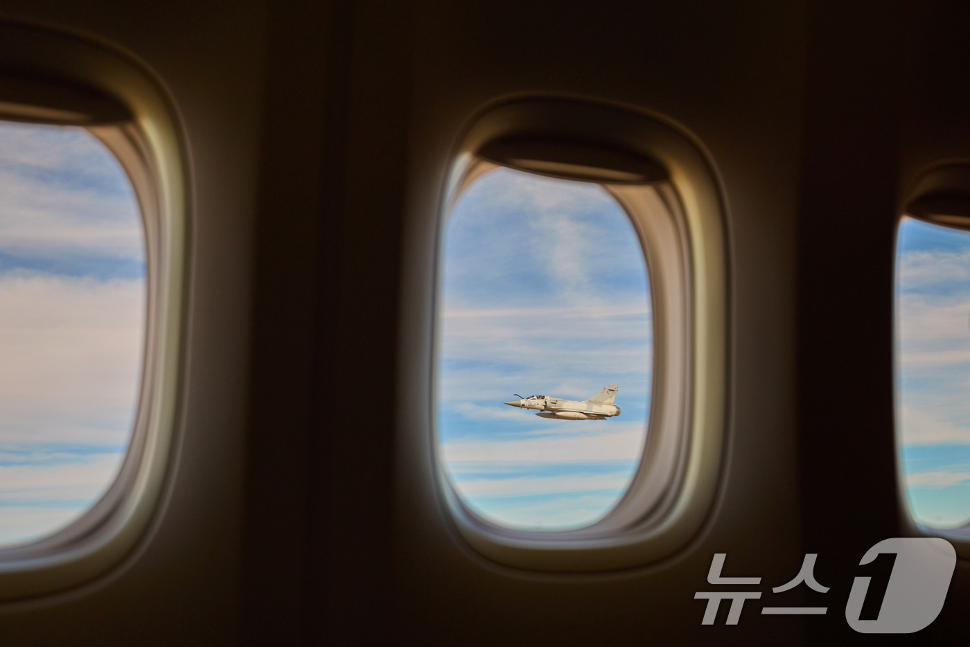 (서울=뉴스1) 허경 기자 = 17일(현지 시간) UAE 측이 이재명 대통령이 탑승한 공군 1호기가 자국 영공에 진입하자 국빈 방문 예우 차원으로 전투기를 출격시켜 호위를 하고 있 …