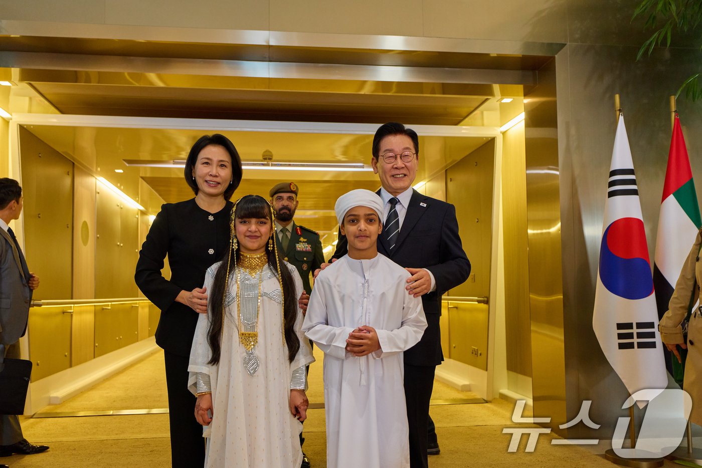 (서울=뉴스1) 허경 기자 = 아랍에미리트(UAE)를 국빈 방문한 이재명 대통령과 김혜경 여사가 17일(현지 시간) 아부다비 왕립공항에 도착해 어린이와 기념촬영을 하고 있다. (대 …