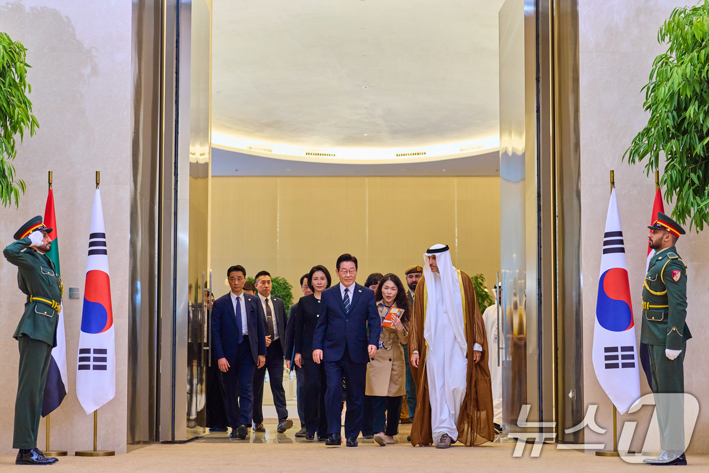 (서울=뉴스1) 허경 기자 = 아랍에미리트(UAE)를 국빈 방문한 이재명 대통령과 김혜경 여사가 17일(현지 시간) 아부다비 왕립공항에 도착해 칼둔 칼리파 알 무바락 퍼스트 아부다 …