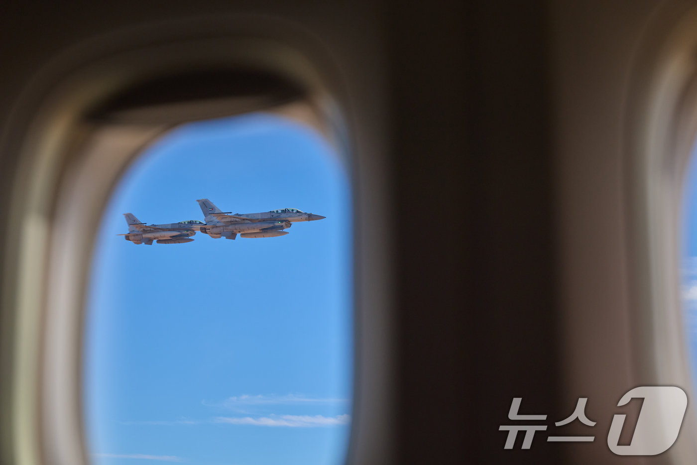 (서울=뉴스1) 허경 기자 = 17일(현지 시간) UAE 측이 이재명 대통령이 탑승한 공군 1호기가 자국 영공에 진입하자 국빈 방문 예우 차원으로 전투기를 출격시켜 호위를 하고 있 …