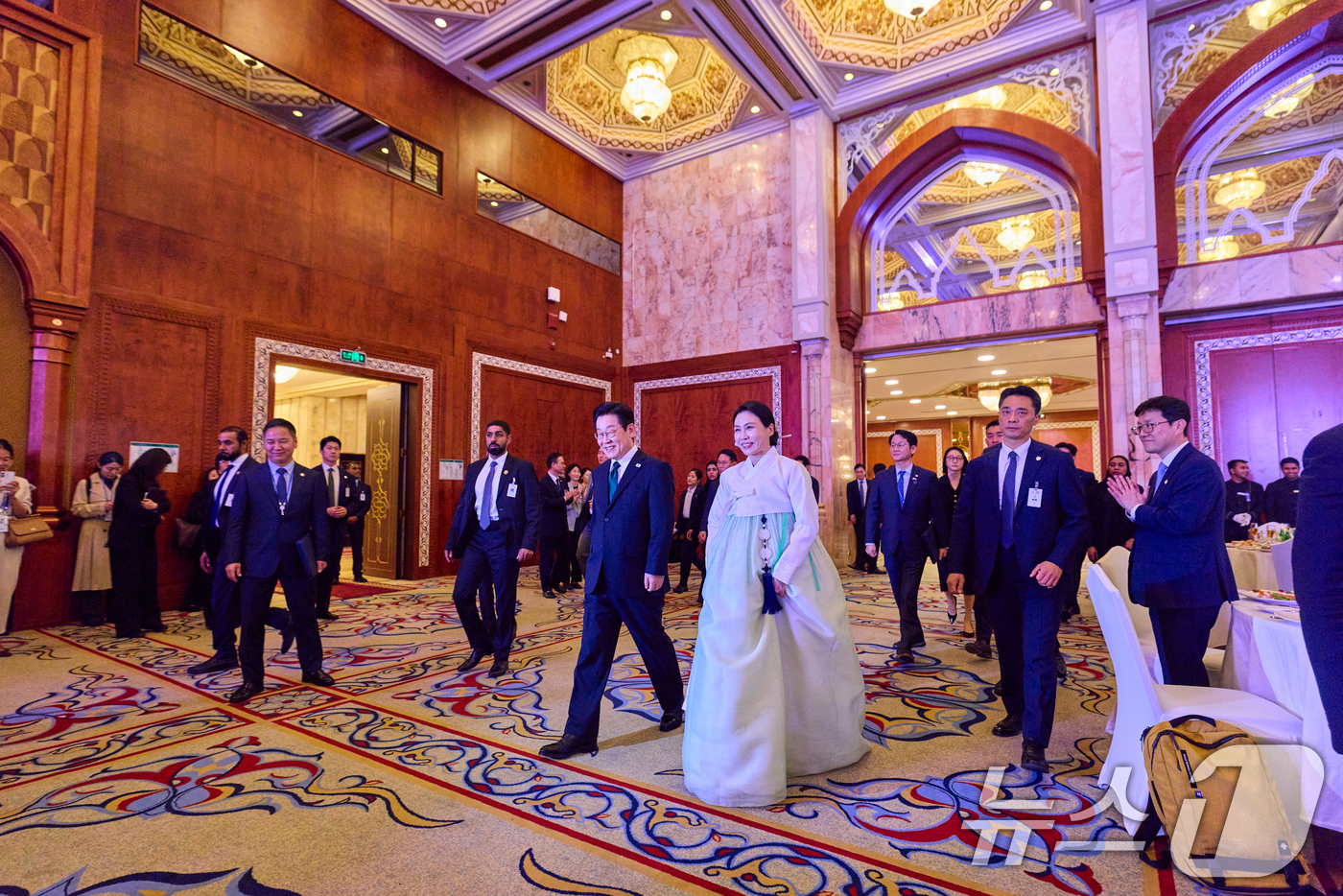 (서울=뉴스1) 허경 기자 = 아랍에미리트(UAE)를 국빈 방문한 이재명 대통령과 김혜경 여사가 17일(현지 시간) 아부다비의 한 호텔에서 열린 동포 만찬 간담회에 참석하고 있다. …