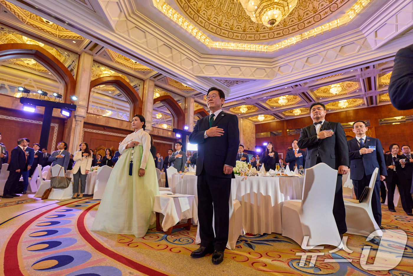 (서울=뉴스1) 허경 기자 = 아랍에미리트(UAE)를 국빈 방문한 이재명 대통령과 김혜경 여사가 17일(현지 시간) 아부다비의 한 호텔에서 열린 동포 만찬 간담회에서 참석자들과 함 …